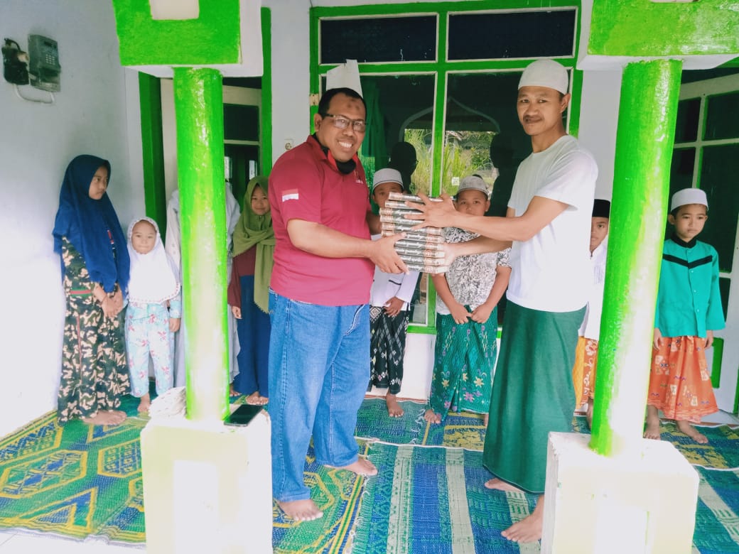 Cerita Pilu Saat Laznas LMI Bagikan Wakaf Al Qur’an di Daerah Pelosok