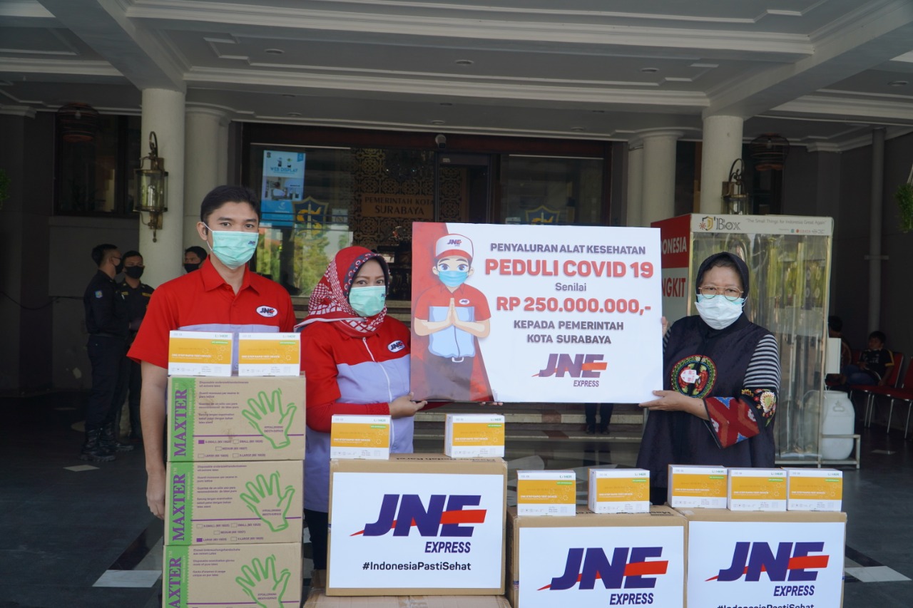 Bantuan JNE untuk Warga Surabaya Senilai Rp 250 Juta Berupa Alat Kesehatan