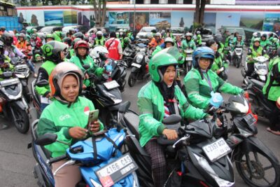 Ratusan pengemudi ojek online (ojol) peremouan merayakan Hari Ibu bersama Gubernur Khofifah di Gedung Grahadi. (Foto: Frizal/kilaajatim) 