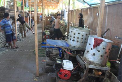 Pedagang memindahkan barang-barang sebelum bangunan pasar dirobohkan. (Foto: Dok Humas Pemkot/kilaajatim) 
