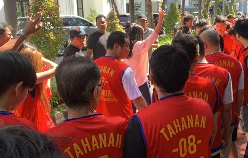 Puluhan tersangak WNA yang berasal dari Jepang, Cina dan Taiwan saat di Mapolrestabes Surabaya