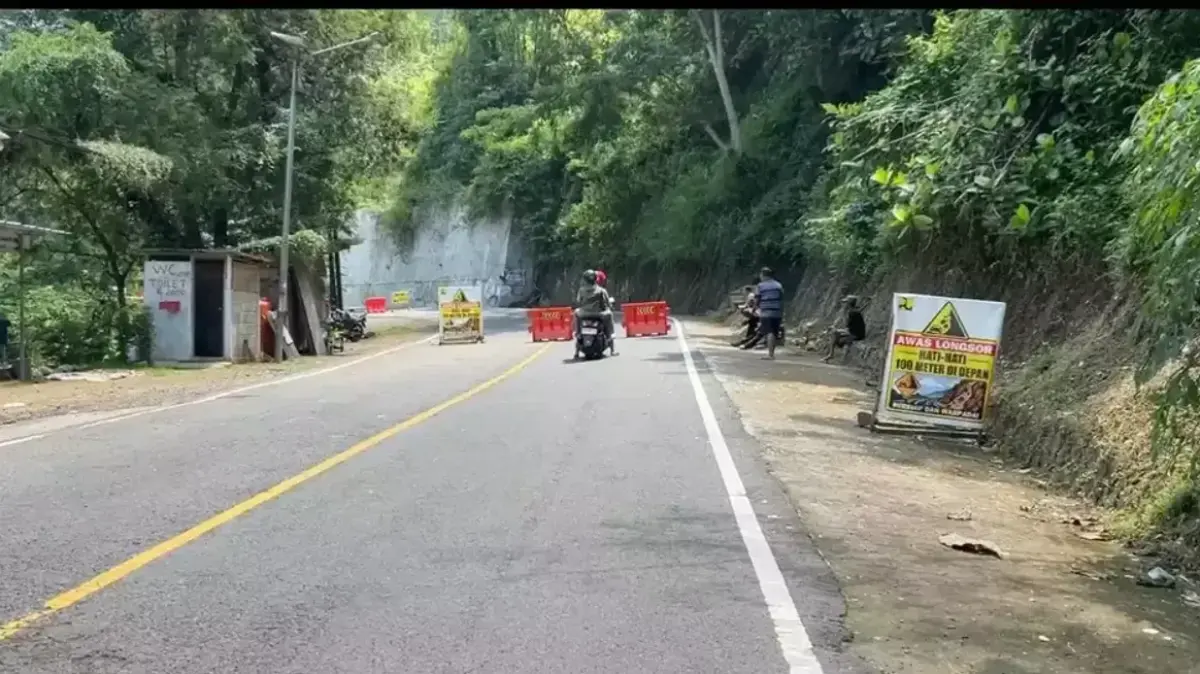 Jalur Trenggalek-Ponorogo kembali ditutup akibat gugran batu dari tebing