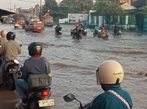 Hujan deras sejak Selasa (19/5) membuat sungai di Pasuruan meluap dan menggenangi Jalur Pantura serta 6 desa.