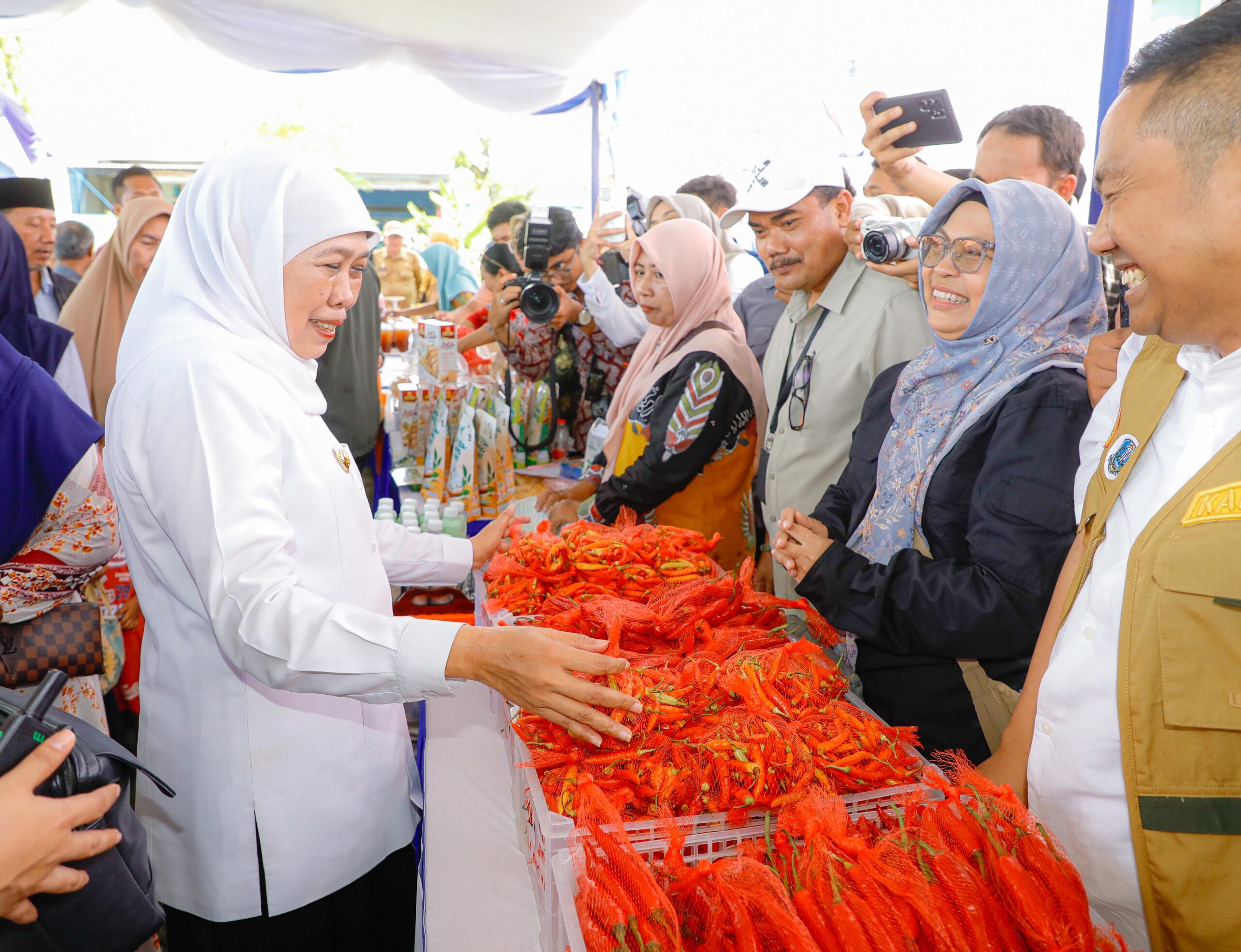 Menjaga stabilitas harga bahan pokok, Pemprov Jatim menggelar Pasar Murah di beberapa daerah