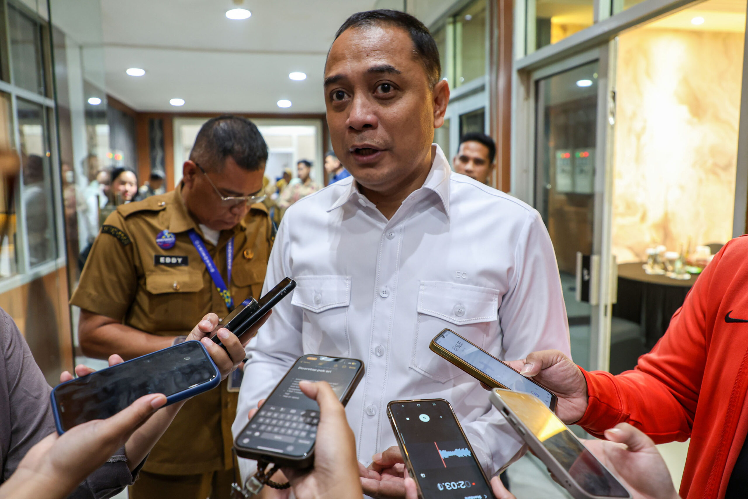 Hotline 'Lapor Cak Eri' Banjir aduan Mulai jalan berlubang hingga ditinggal pacar diterima oleh hotline 'Lapor Cak Eri'