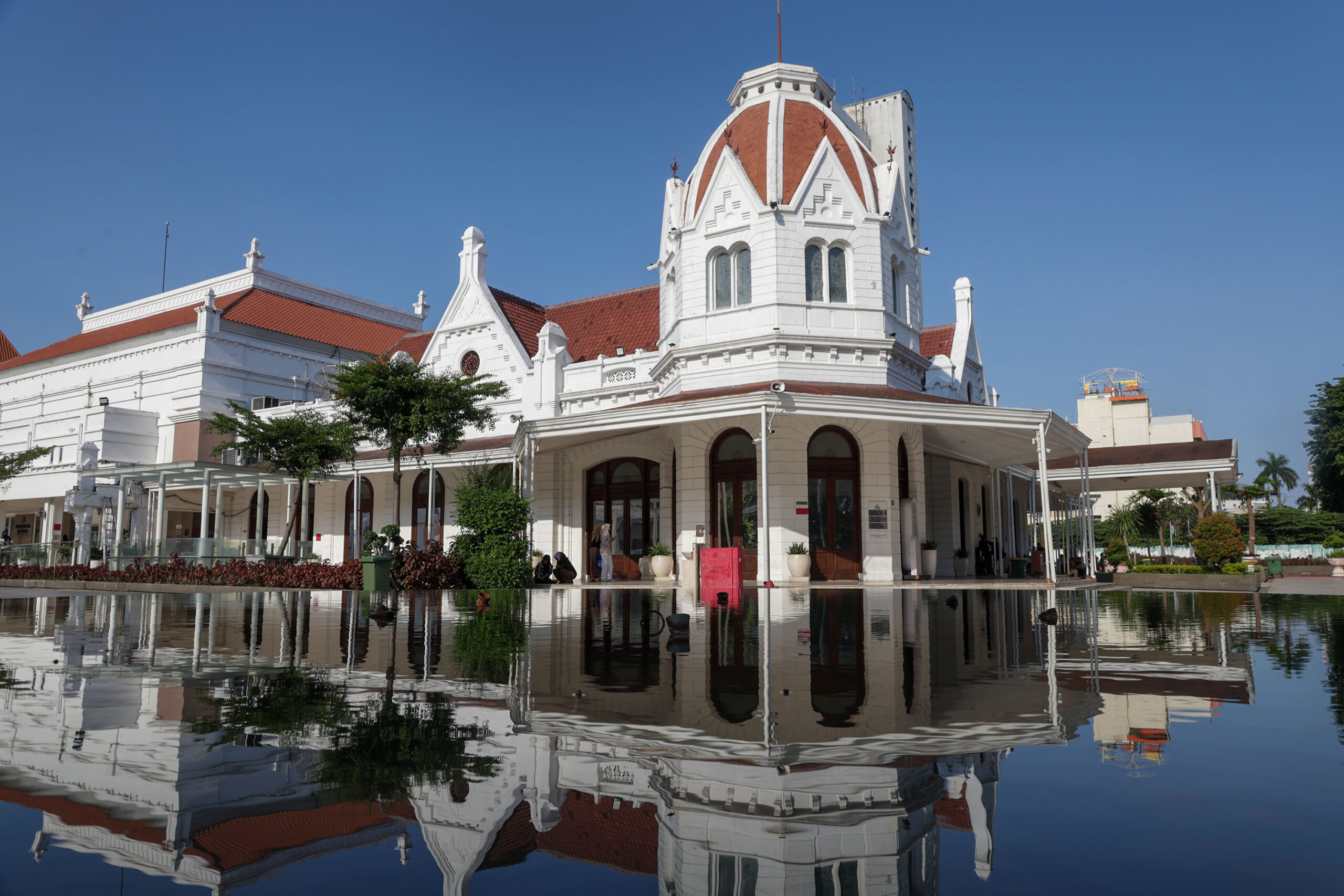 Seniman Surabaya menilai rencana pemkot menertibakan bangunan Balai Pemuda dinilai tak sesuai dengan nilai seni oleh seniman surabaya
