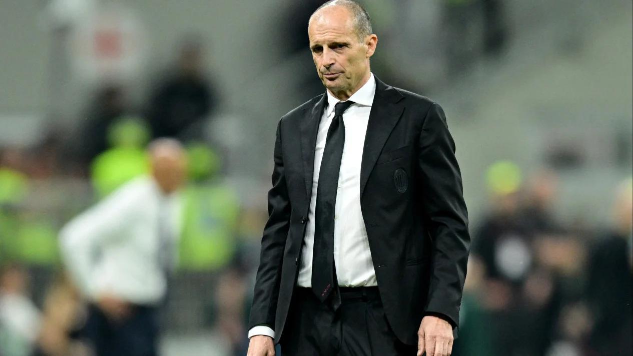 Massimiliano Allegri Allenatore Massimiliano Allegri dipecat AC Milan usai finis di urutan 5 klasemen Seri A Liga Itali dan tidak lolos Liga Champion