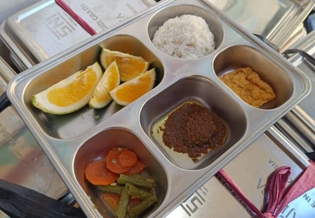 Daging bumbu rendang, tahu kuning goreng, oseng wortel dan kacang panjang serta buah jeruk yang diduga disantap ratusan siswa hingga mengalami mual, pusing dan muntah.