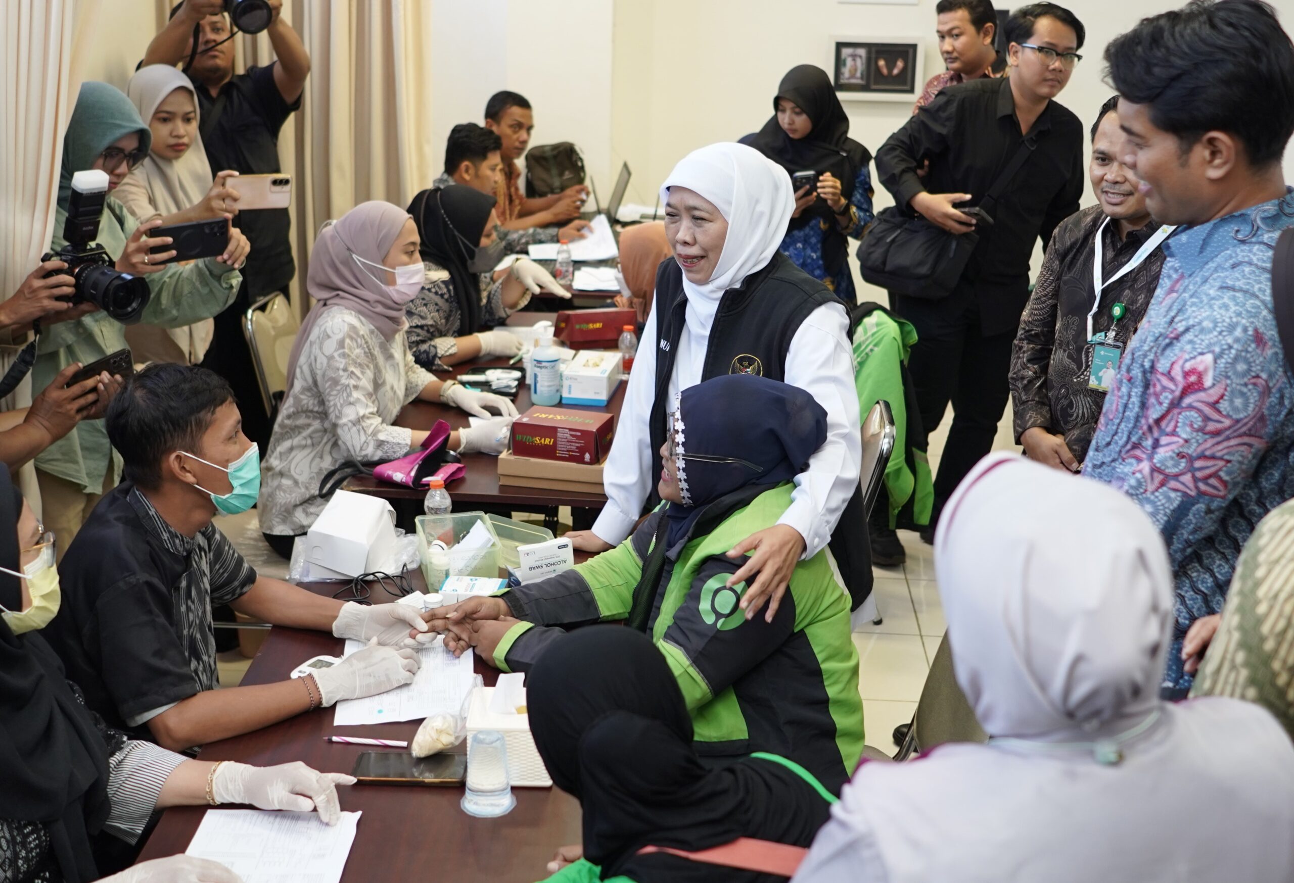 Ratusan pengemudi Gojek mengikuti Cek Kesehatan Gratis. Kegiatan ini juga mendapat apresiasi dari Gubernur Khofifah yang menyempatkan hadir di kegiatan yang digelar RS Puri Raharja Surabaya