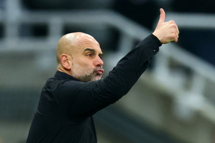 Manager Manchester Citu Pep Guardiola mengucapkan selamat pada Arsenal usai dipastikan meraih titel juara Liga Inggris 2025-2026.
