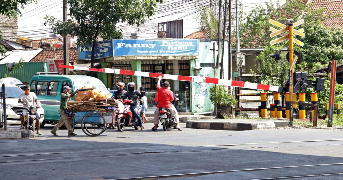 Perlintasan DPR usul perlintasan sebidang yang menjadi momok didunia transportasi dan perkeretaapian untuk diambil alih pemerintah untuk dikelola Kementerian Perhubungan