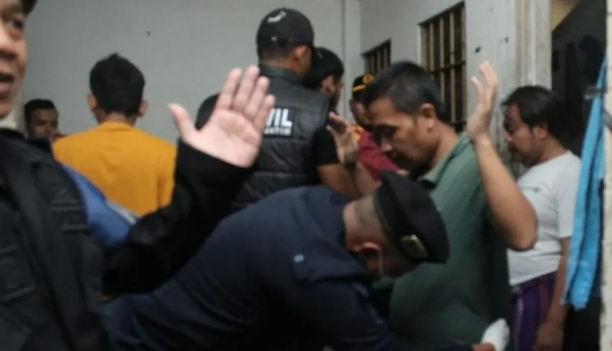 Razia Rutan Meadeng Petugas amankan HP hingga kabel saat melakukan razia di dalma Rutan Klas I Surabaya (Rutan Medaeng).