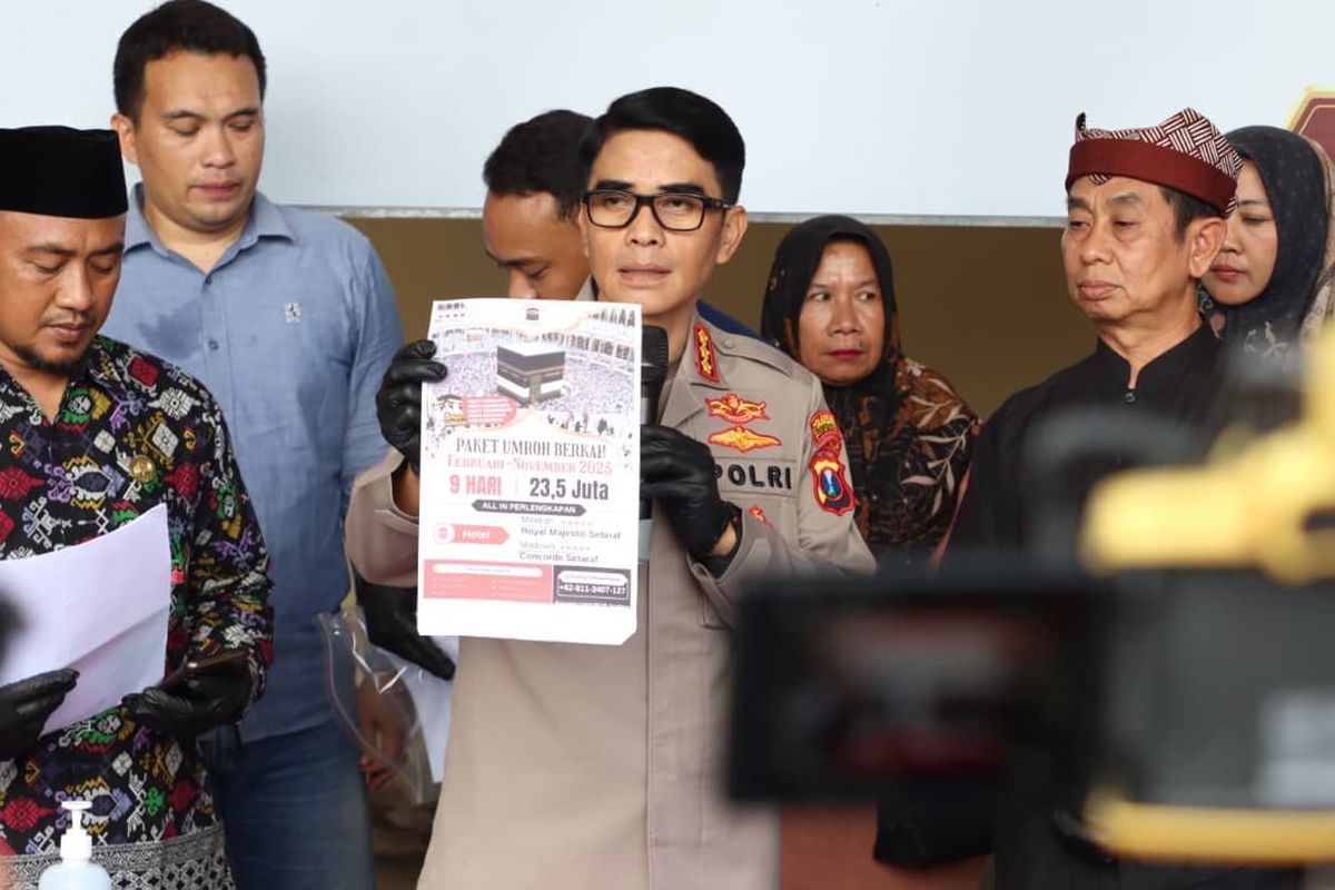 Kapolresta Banyuwangi Rofiq Ripto Himawan menunjukkan flayer yang digunakan pelaku untuk membujuk korban ikut umroh murah