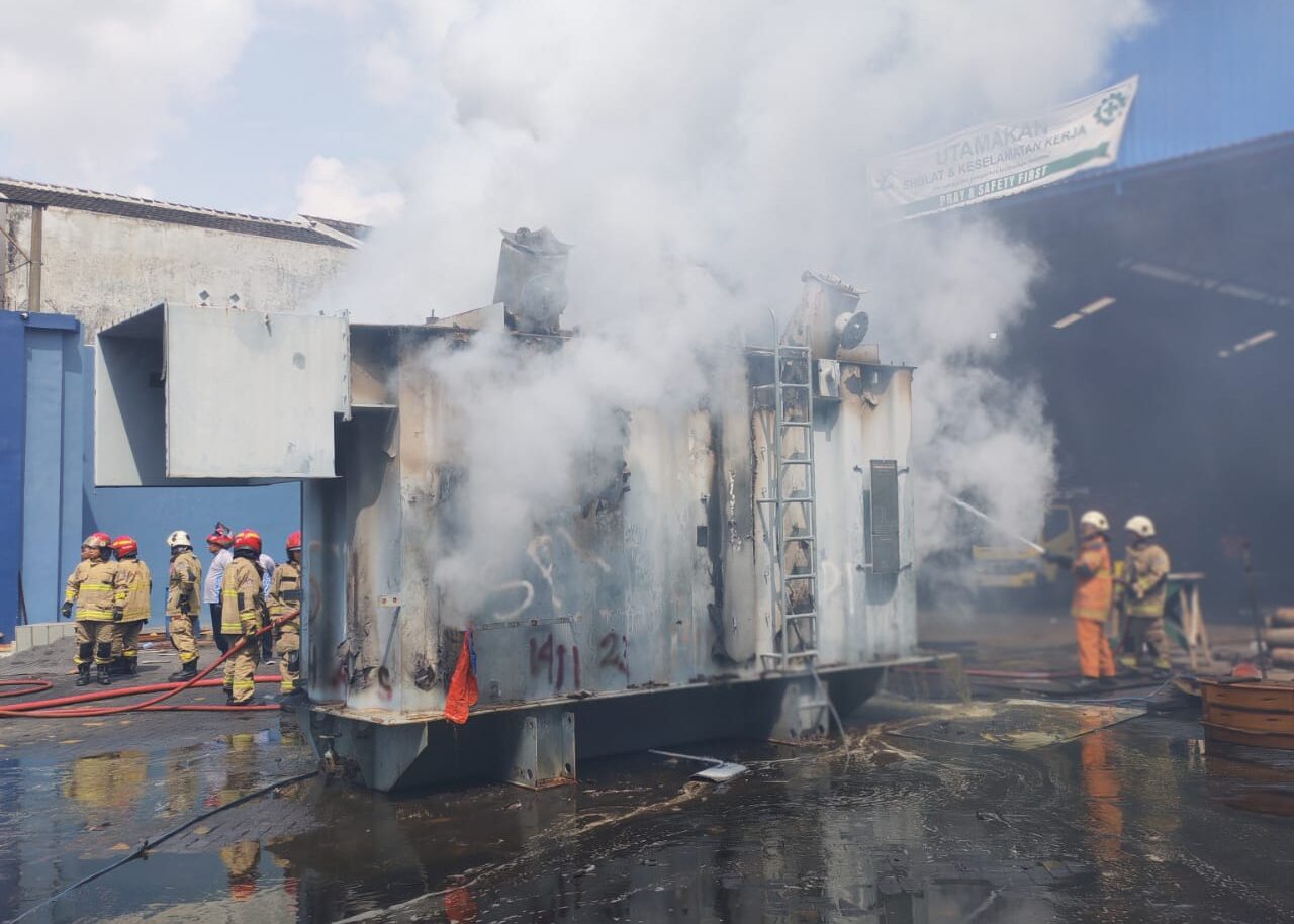 Tiga Trafo Rusak Terbakar di Semampir, Warga Sempat Panik