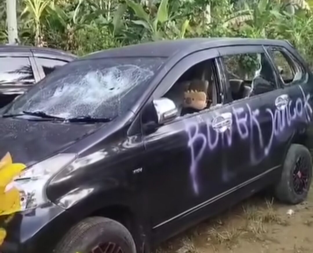 Salah satu kendaraan wisatawan asal Surabaya yang dirusak orang tak dikenal di Pantai Wediawu.