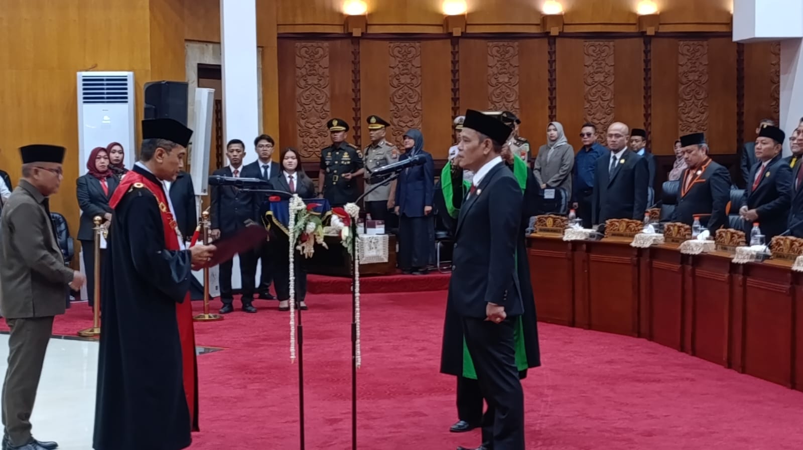Proses pelantikan Syaifuddin Zuhri menjadi Ketua DPRD Surabaya.