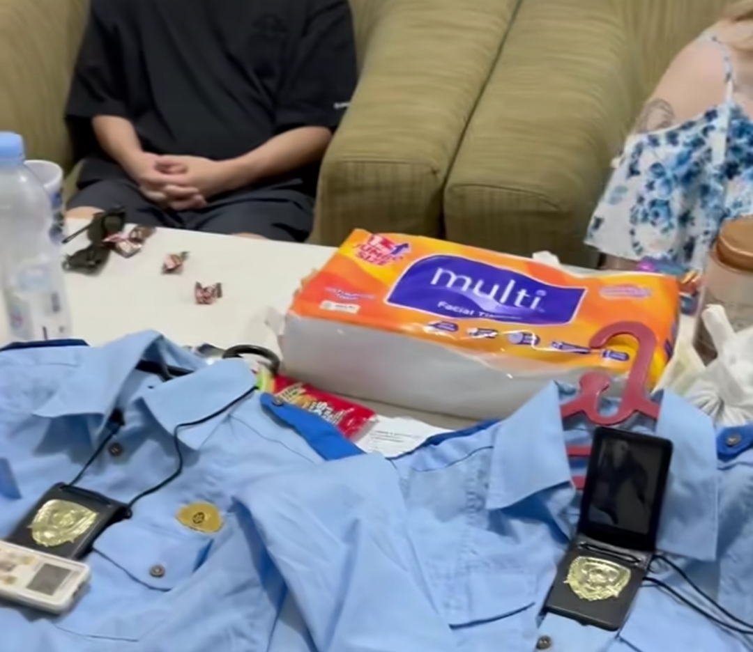Tampak seragam kepolisian luar negeri yang menjadi barang bukti dalam penggrebekan.