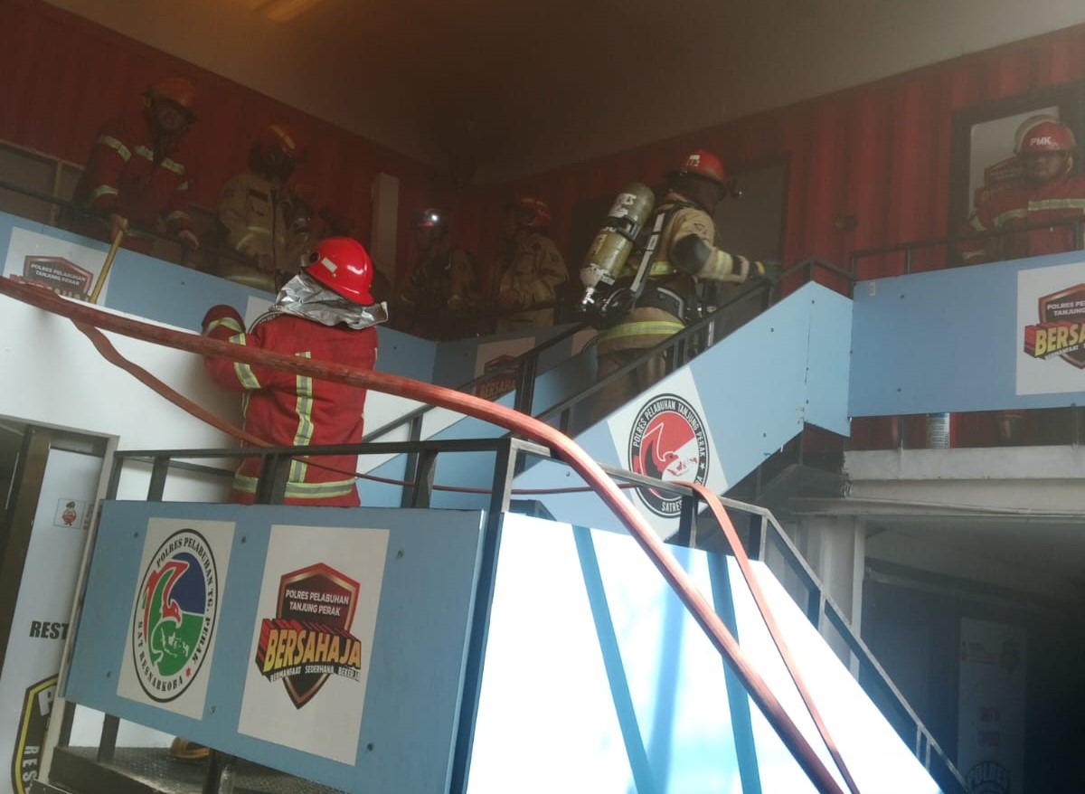 Ruang arsip Polres Tanjung Perak yang berada di lantai tiga terbakar. Beruntung tidak sampai merembet ke lantai bawahnya.