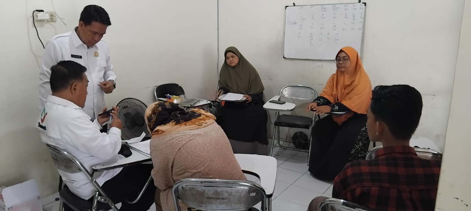 Novita tidak dapat membendung tangis haru bercampur bahagia saat tanggungan biaya pendidikan anaknya dilunasi oleh BAZNAS Sidoarjo.