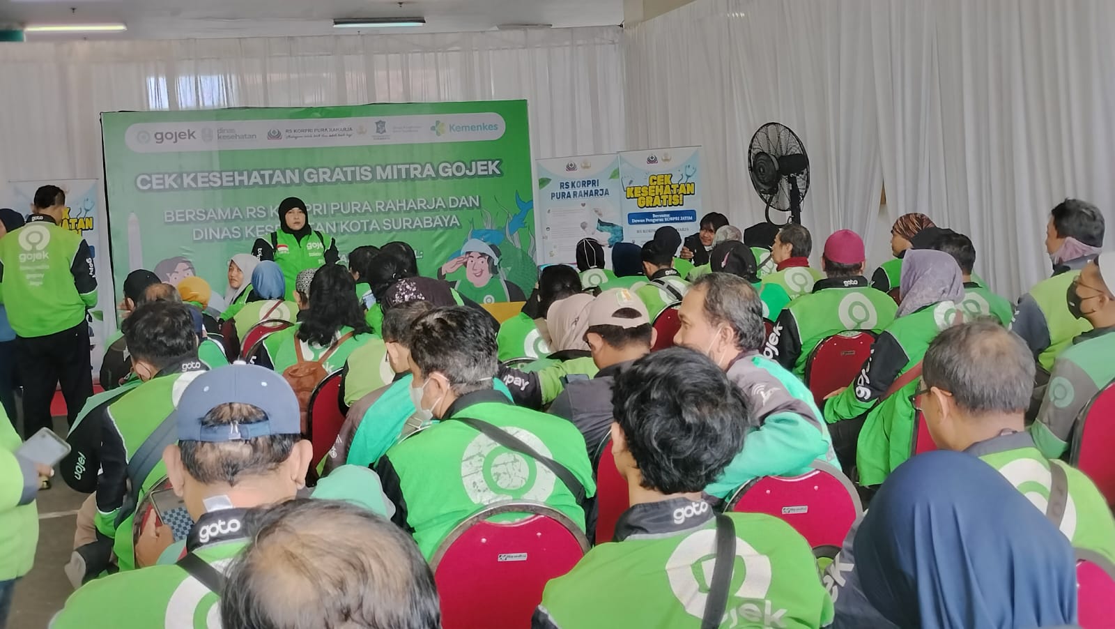 Ratusan pengemudi Gojek mengikuti Cek Kesehatan Gratis. Kegiatan ini juga mendapat apresiasi dari Gubernur Khofifah yang menyempatkan hadir di kegiatan yang digelar RS Puri Raharja Surabaya