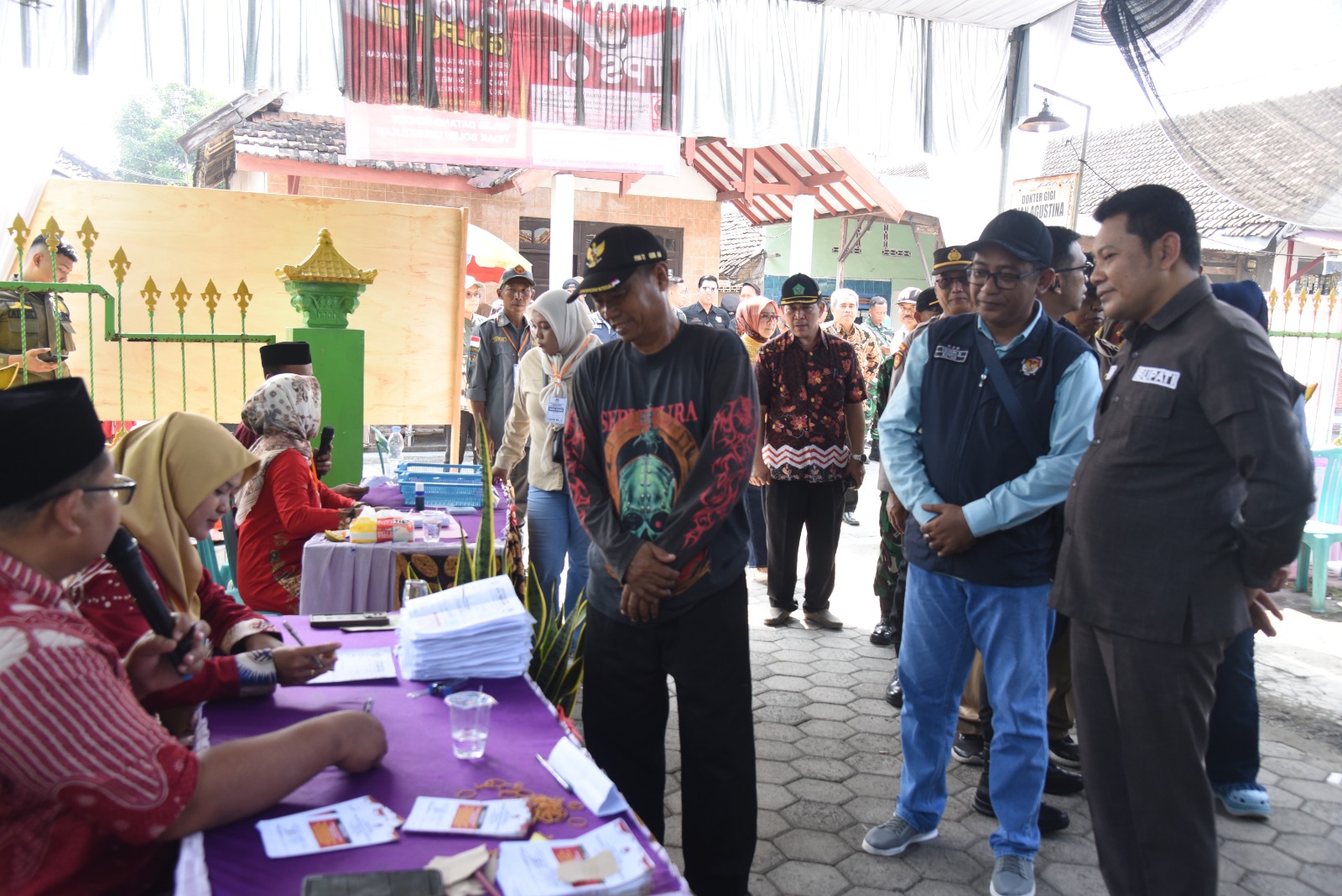 Pantau pelaksanaan Pilkades Serentak di Kabupaten Sidoarjo, Bupati Subandi ingatkan warga tetap guyub