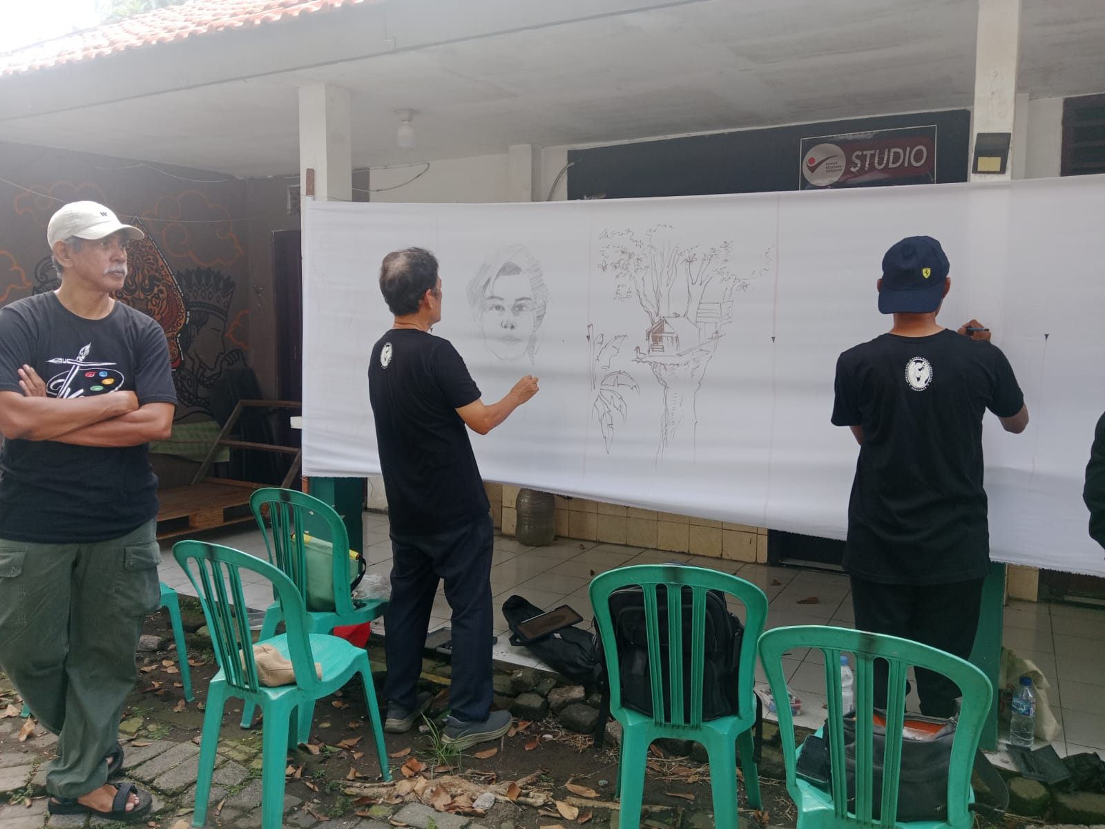 Hari Menggambar Nasional Ratusan warga serta seniman ramaikan Hari Menggambar Nasional di Sidoarjo