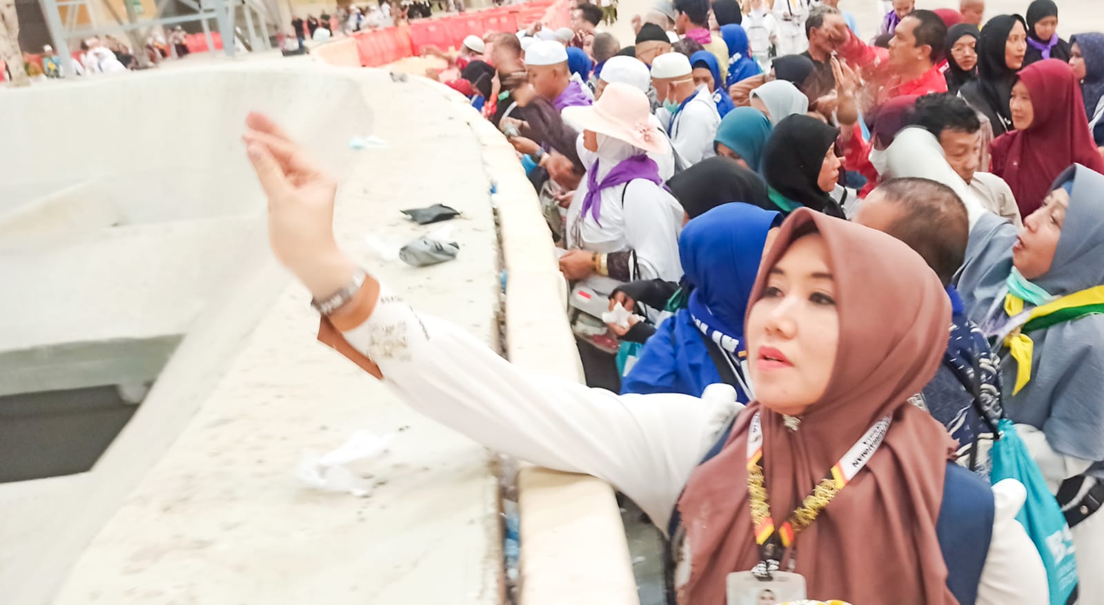 Ning Lia merasa makin tenang saat dan usai melakukan lempar jumroh yang merupakan salah satu rangkaian ibadah haji