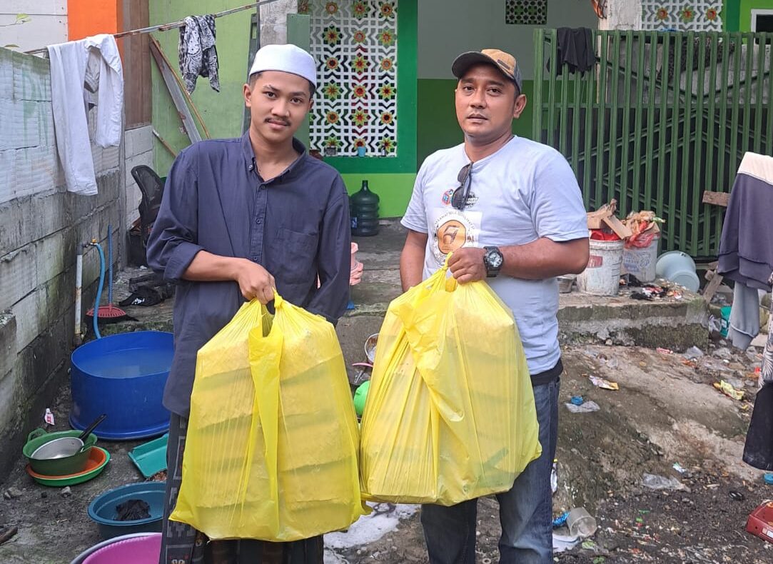 Forum Wartawan Surabaya (Forwan) melakukan aksi sosial dengan membagikan 500 paket daging kurban pada loper koran dan petugas penyapu jalan di Surabaya