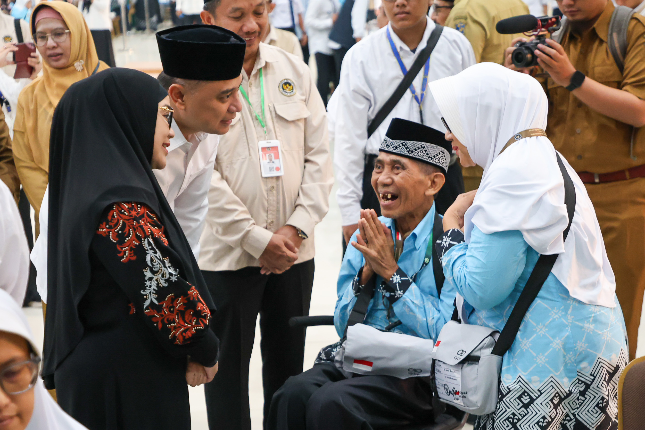 Wali Kota Eri Cahyadi melepas 3 kloter haji asal Surabaya di Asrama Haji dan mengingatkan untuk jaga kesehatan serta titip doa untuk Kota Surabaya