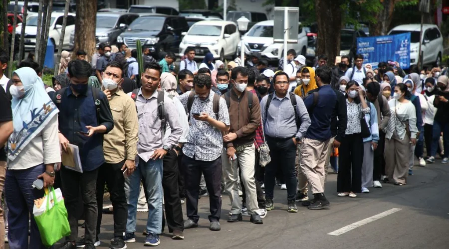Hampir 900 ribu warga Jawa Timur menganggur. Jumlah ini didominasi para lulusan perguruan tinggi.