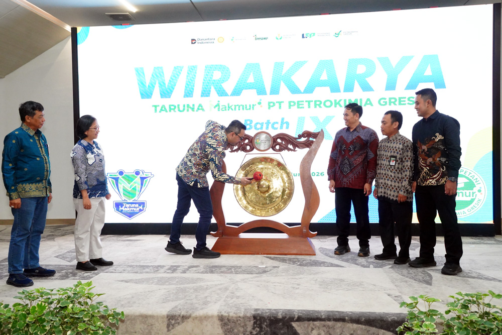 Direktur Keuangan dan Umum Petrokimia Gresik, Adityo Wibowo (tengah), memukul gong sebagai tanda dimulainya Program Wirakarya Taruna Makmur Batch IX.