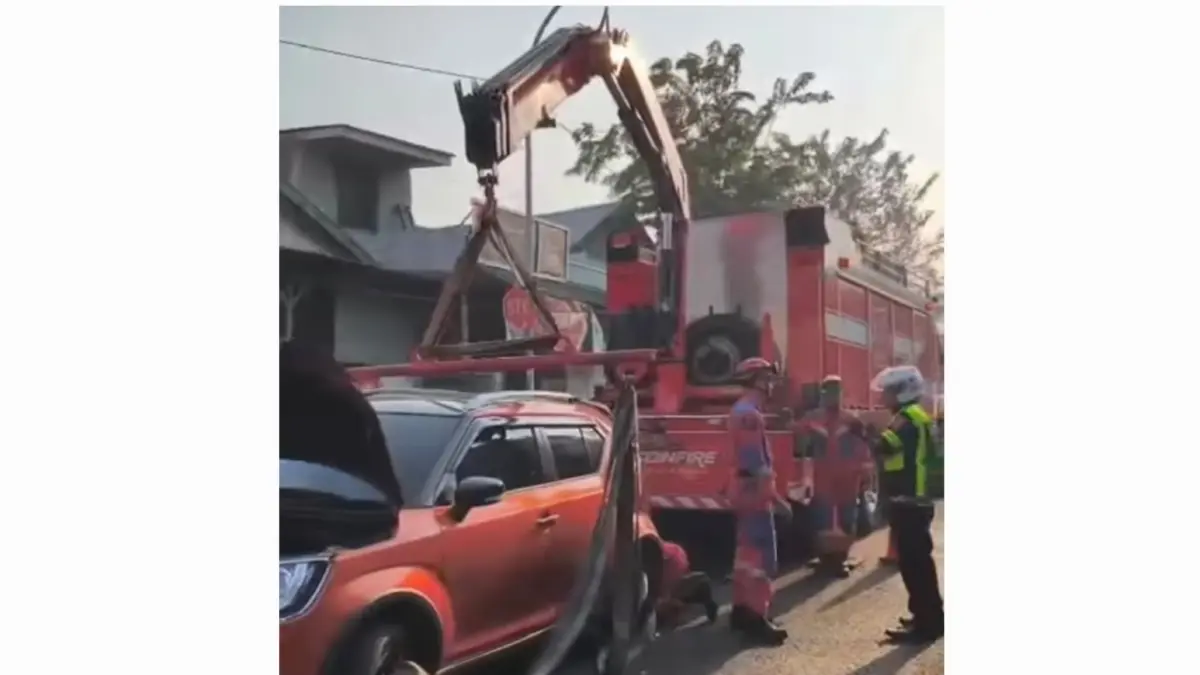mobil tersangkut