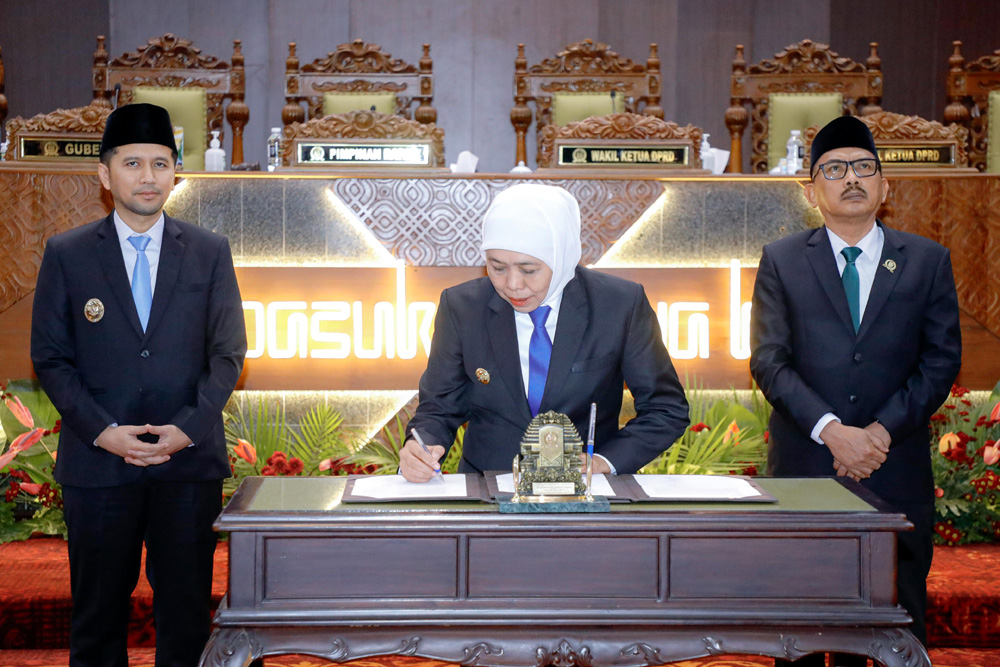 khofifah dan dprd jatim setujui P-APBD Jatim 2026