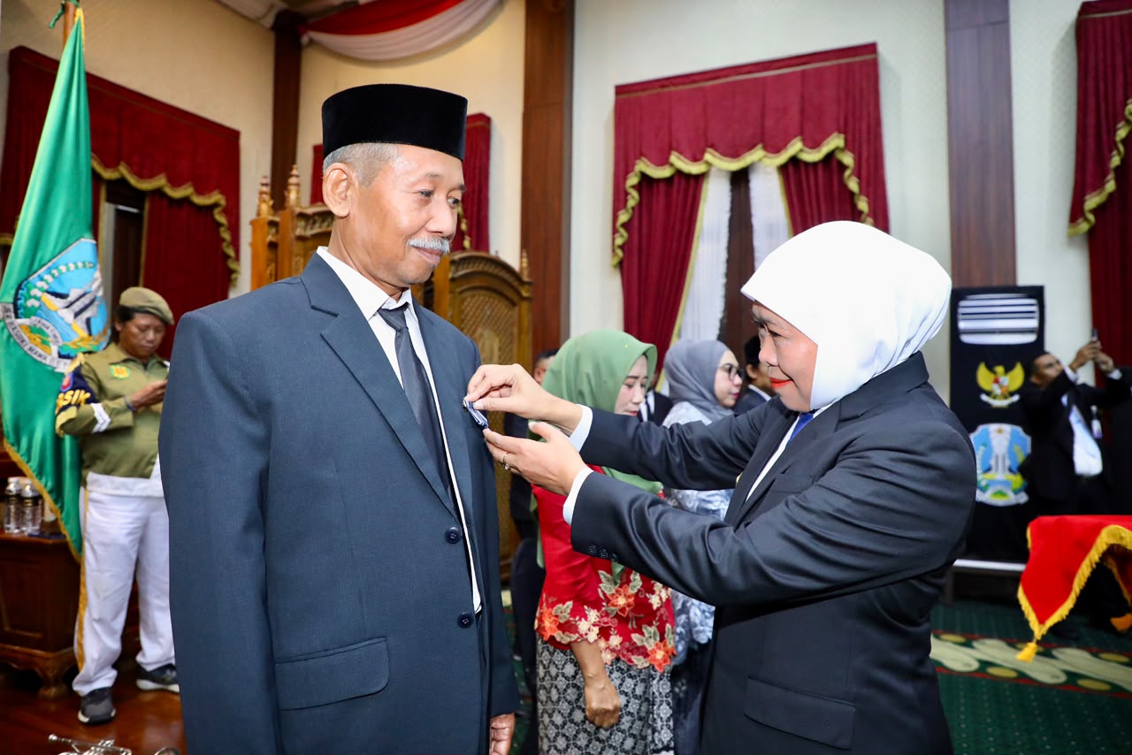 Khofifah pasangkan lencana dalam rangka HUT pemprov jatim ke81