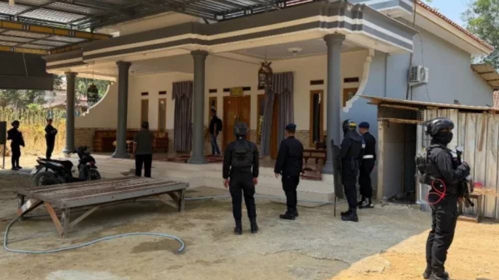 Satresnarkoba Polres Pamekasan Geledah Rumah Diduga Jadi Sarang Peredaran Sabu di Desa Campor